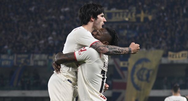Sandro Tonali e Rafael Leao (giocatori AC Milan) esultano per la vittoria in Verona-Milan 1-3 (Serie A 2021-2022) | News (Getty Images) Tonali Leao AC Milan Verona-Milan 1-3 Serie A 2021-2022