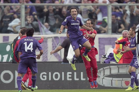 FLORENCE, ITALY - OCTOBER 20: Giuseppe Rossi of ACF Fiorentina celebrates after scoring a goal during the Serie A match between ACF Fiorentina and Juventus at Stadio Artemio Franchi on October 20, 2013 in Florence, Italy. (Photo by Gabriele Maltinti/Getty Images) Prima sconfitta per “Pepito” Rossi: solo 20 minuti per lui- immagine 2