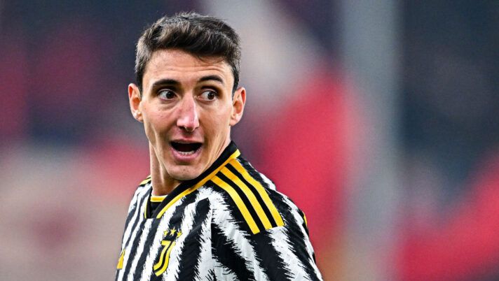 GENOA, ITALY - DECEMBER 15: Andrea Cambiaso of Juventus looks on during the Serie A TIM match between Genoa CFC and Juventus at Stadio Luigi Ferraris on December 15, 2023 in Genoa, Italy. (Photo by Simone Arveda/Getty Images) Cambiaso: “Ho fatto un disastro al fanta, ecco quanto mi sono pagato: 5 della Juve e l’errore…” - immagine 1