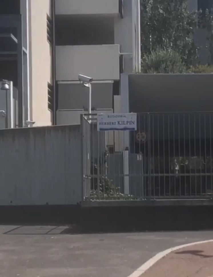 Milano imbrattata: quel blu non se ne va dalla targa di Herbert Kilpin- immagine 3