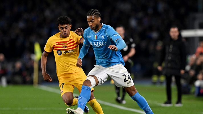 NAPLES, ITALY - FEBRUARY 21: Jens Cajuste of SSC Napoli controls the ball whilst under pressure from Lamine Yamal of FC Barcelona during the UEFA Champions League 2023/24 round of 16 first leg match between SSC Napoli and FC Barcelona at Stadio Diego Armando Maradona on February 21, 2024 in Naples, Italy. (Photo by Francesco Pecoraro/Getty Images) Cajuste, per lo svedese un’altra partita senza incidere: i quotidiani lo bocciano - immagine 1