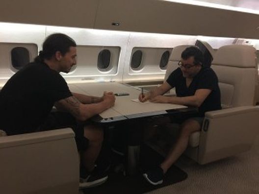 Ibrahimovic e Raiola sull'aereo - Fonte: facebook.com Ibrahimovic e Raiola sull'aereo - Fonte: facebook.com