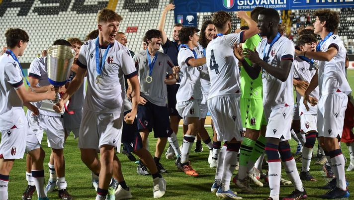ASCOLI PICENO, ITALY - JUNE 21: Players of Bologna FC celebrate the victory after the Serie A-B U17 Final match between Bologna FC and FC Internazionale at Stadio Cino e Lillo Del Duca on June 21, 2022 in Ascoli Piceno, Italy. (Photo by Giuseppe Bellini/Getty Images) BOLOGNA-INTER INDIGESTA AI NERAZZURRI