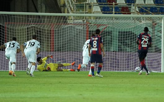 CROTONE, ITALY - OCTOBER 17: Simeon Touchukwu Nwanko of FC Crotone scores his team's first goal (penalty) during the Serie A match between FC Crotone and Juventus at Stadio Comunale Ezio Scida on October 17, 2020 in Crotone, Italy. (Photo by Getty Images/Getty Images) CROTONE, ITALY - OCTOBER 17: Simeon Touchukwu Nwanko of FC Crotone scores his team's first goal (penalty) during the Serie A match between FC Crotone and Juventus at Stadio Comunale Ezio Scida on October 17, 2020 in Crotone, Italy. (Photo by Getty Images/Getty Images)