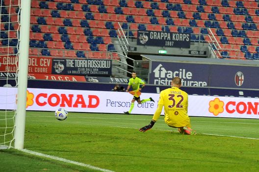 BOLOGNA, ITALY - APRIL 21: The ball kicked by Musa Barrow of Bologna FC (not in picture) goes past Vanja Milinkovic Savic, goalkeeper of Torino FC during the Serie A match between Bologna FC and Torino FC at Stadio Renato Dall'Ara on April 21, 2021 in Bologna, Italy. (Photo by Mario Carlini / Iguana Press/Getty Images) BOLOGNA, ITALY - APRIL 21: The ball kicked by Musa Barrow of Bologna FC (not in picture) goes past Vanja Milinkovic Savic, goalkeeper of Torino FC during the Serie A match between Bologna FC and Torino FC at Stadio Renato Dall'Ara on April 21, 2021 in Bologna, Italy. (Photo by Mario Carlini / Iguana Press/Getty Images)