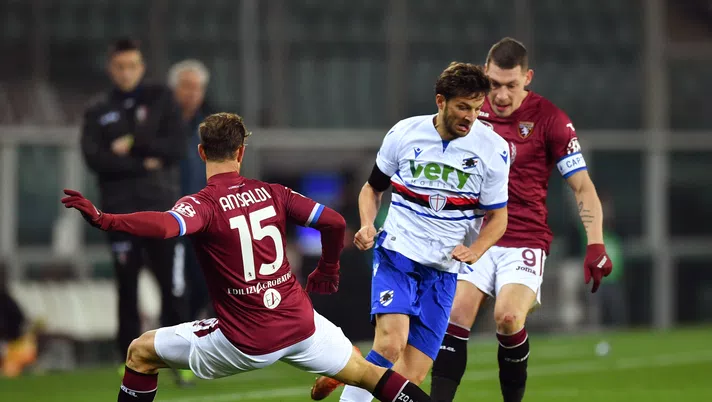 TURIN, ITALY - NOVEMBER 30: Bartosz Bereszynski of U.C. Sampdoria  battles for possession with  Cristian Ansaldi of Torino F.C. and Andrea Belotti of Torino F.C.  during the Serie A match between Torino FC and UC Sampdoria at Stadio Olimpico di Torino on November 30, 2020 in Turin, Italy. Sporting stadiums around Italy remain under strict restrictions due to the Coronavirus Pandemic as Government social distancing laws prohibit fans inside venues resulting in games being played behind closed doors. (Photo by Valerio Pennicino/Getty Images)