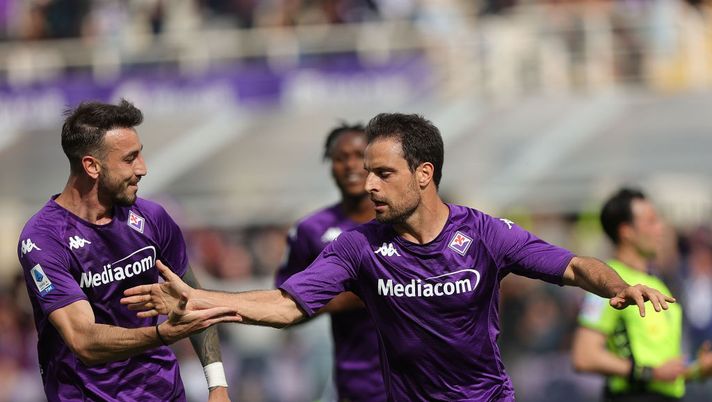FLORENCE, ITALY - MAY 14: Giacomo Bonaventura of ACF Fiorentina celebrates after scoring a goal with Gaetano Castrovilli of ACF Fiorentina during the Serie A match between ACF Fiorentina and Udinese Calcio at Stadio Artemio Franchi on May 14, 2023 in Florence, Italy. (Photo by Gabriele Maltinti/Getty Images) Voti fantacalcio: la scelta su Dodo e Simeone! Bonaventura come Pessina, bocciato Osimhen - immagine 1