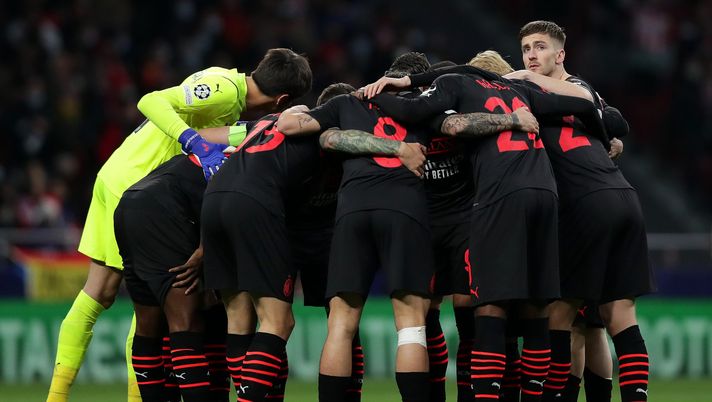MADRID, SPAIN - NOVEMBER 24: Players of AC Milan form a huddle prior to the UEFA Champions League group B match between Atletico Madrid and AC Milan at Wanda Metropolitano on November 24, 2021 in Madrid, Spain. (Photo by Gonzalo Arroyo Moreno/Getty Images) Roberto Maltagliati: “Milan e Napoli restano le favorite per il titolo” - immagine 1