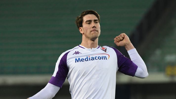 VERONA, ITALY - APRIL 20: Dusan Vlahovic of ACF Fiorentina celebrates after scoring their team's first goal from the penalty spot during the Serie A match between Hellas Verona FC and ACF Fiorentina at Stadio Marcantonio Bentegodi on April 20, 2021 in Verona, Italy. Sporting stadiums around Italy remain under strict restrictions due to the Coronavirus Pandemic as Government social distancing laws prohibit fans inside venues resulting in games being played behind closed doors. (Photo by Alessandro Sabattini/Getty Images) Branchini: “Vlahovic addio, da mesi si sapeva! Ma è vietato da tutte le norme che gli agenti…” - immagine 1