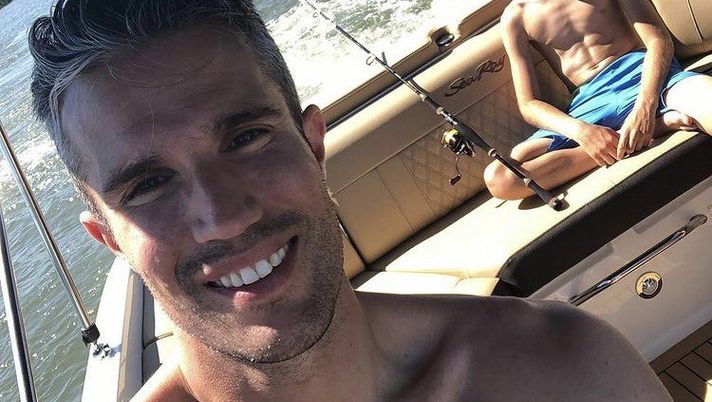 Padre e figlio in barca (Foto tratta dal profilo Instagram @robinvanpersie) Padre e figlio in barca (Foto tratta dal profilo Instagram @robinvanpersie)