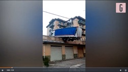 VIDEO Palermo, un tir in bilico sui tetti: le incredibili immagini del camion che rischia di cadere su una palazzina