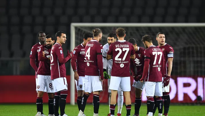 TURIN, ITALY - DECEMBER 12: Torino players form a huddle during the Serie A match between Torino FC and Udinese Calcio at Stadio Olimpico di Torino on December 12, 2020 in Turin, Italy. Sporting stadiums around Italy remain under strict restrictions due to the Coronavirus Pandemic as Government social distancing laws prohibit fans inside venues resulting in games being played behind closed doors. (Photo by Valerio Pennicino/Getty Images)