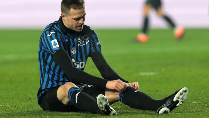 BERGAMO, ITALY - NOVEMBER 28: Josip Ilicic of Atalanta B.C. reacts after a missed chance during the Serie A match between Atalanta BC and Hellas Verona FC at Gewiss Stadium on November 28, 2020 in Bergamo, Italy. Football Stadiums around Europe remain empty due to the Coronavirus Pandemic as Government social distancing laws prohibit fans inside venues resulting in fixtures being played behind closed doors. (Photo by Emilio Andreoli/Getty Images) Gazzetta: “Ilicic ieri non ha gradito il cambio, via a testa bassa: si sa che Josip…” - immagine 1