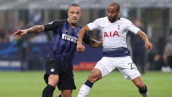 MILAN, ITALY - SEPTEMBER 18: Radja Nainggolan of FC Internazionale competes for the ball with Lucas of Tottenham Hotspur during the Group B match of the UEFA Champions League between FC Internazionale and Tottenham Hotspur at San Siro Stadium on September 18, 2018 in Milan, Italy. (Photo by Marco Luzzani - Inter/Inter via Getty Images) MILAN, ITALY - SEPTEMBER 18: Radja Nainggolan of FC Internazionale competes for the ball with Lucas of Tottenham Hotspur during the Group B match of the UEFA Champions League between FC Internazionale and Tottenham Hotspur at San Siro Stadium on September 18, 2018 in Milan, Italy. (Photo by Marco Luzzani - Inter/Inter via Getty Images)