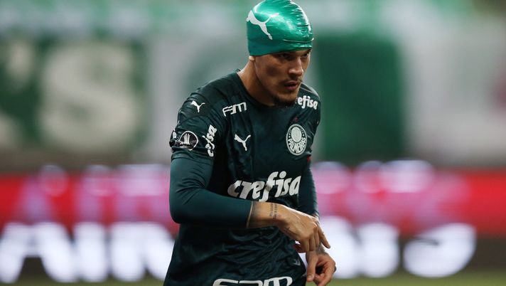 SAO PAULO, BRAZIL - DECEMBER 15: Gustavo Gómez of Palmeiras wears a cap after suffering an injury on the head during a quarter final second leg match between Palmeiras and Libertad as part of Copa CONMEBOL Libertadores 2020 at Allianz Parque on December 15, 2020 in Sao Paulo, Brazil. (Photo by Alexandre Schneider/Getty Images) SAO PAULO, BRAZIL - DECEMBER 15: Gustavo Gómez of Palmeiras wears a cap after suffering an injury on the head during a quarter final second leg match between Palmeiras and Libertad as part of Copa CONMEBOL Libertadores 2020 at Allianz Parque on December 15, 2020 in Sao Paulo, Brazil. (Photo by Alexandre Schneider/Getty Images)