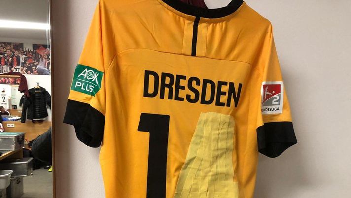 Colore, numero: cambia tutto sulla maglia del portiere...poi in campo... Colore, numero: cambia tutto sulla maglia del portiere...poi in campo...