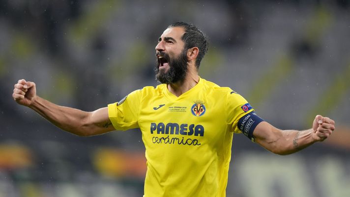 GDANSK, POLAND - MAY 26: Raul Albiol of Villarreal celebrates scoring their team's seventh penalty in the penalty shoot out during the UEFA Europa League Final between Villarreal CF and Manchester United at Gdansk Arena on May 26, 2021 in Gdansk, Poland. (Photo by Michael Sohn - Pool/Getty Images) 
