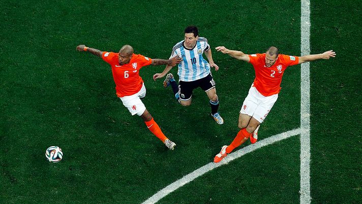 SAO PAULO, BRAZIL - JULY 09: Nigel de Jong (L) and Ron Vlaar of the Netherlands compete for the ball with Lionel Messi of Argentina during the 2014 FIFA World Cup Brazil Semi Final match between the Netherlands and Argentina at Arena de Sao Paulo on July 9, 2014 in Sao Paulo, Brazil. (Photo by Fabrizio Bensch - Pool/Getty Images) Messi, senti Van Gaal: “L’abbiamo affrontati già otto anni fa e non ha toccato un pallone” - immagine 1