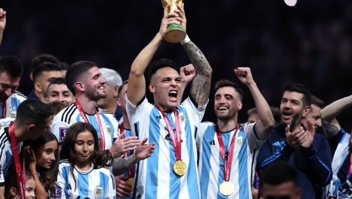 LUSAIL CITY, QATAR - DECEMBER 18: Lautaro Martinez of Argentina lifts the FIFA World Cup Qatar 2022 Winner's Trophy during the FIFA World Cup Qatar 2022 Final match between Argentina and France at Lusail Stadium on December 18, 2022 in Lusail City, Qatar. (Photo by Clive Brunskill/Getty Images) Lautaro è campione del Mondo: “Non realizziamo ciò che abbiamo fatto: un sogno” - immagine 1