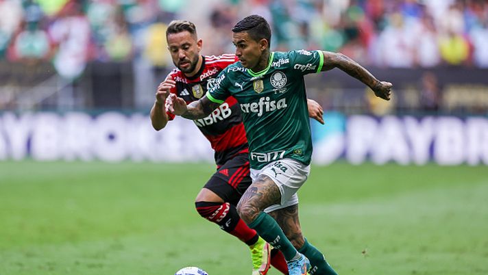 BRASILIA, BRAZIL - JANUARY 28: Dudu of Palmeiras fights for the ball with Everton Ribeiro of Flamengo during a final match between Palmeiras and Flamengo as part of Supercopa do Brasil 2023 at Mane Garrincha Stadium on January 28, 2023 in Brasilia, Brazil. (Photo by Buda Mendes/Getty Images) Palmeiras, Dudu: “Rivalità col Flamengo? Il nostro vero derby resta col Corinthians” - immagine 1