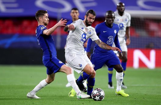 SEVILLE, SPAIN - APRIL 13: Sergio Oliveira of Porto is tackled by Jorginho and Ngolo Kante of Chelsea during the UEFA Champions League Quarter Final Second Leg match between Chelsea FC and FC Porto at Estadio Ramon Sanchez Pizjuan on April 13, 2021 in Seville, Spain. Sporting stadiums around Spain remain under strict restrictions due to the Coronavirus Pandemic as Government social distancing laws prohibit fans inside venues resulting in games being played behind closed doors. (Photo by Fran Santiago/Getty Images) Saltato Amrabat il Barcellona cambia obiettivi, si punta un top mondiale- immagine 2