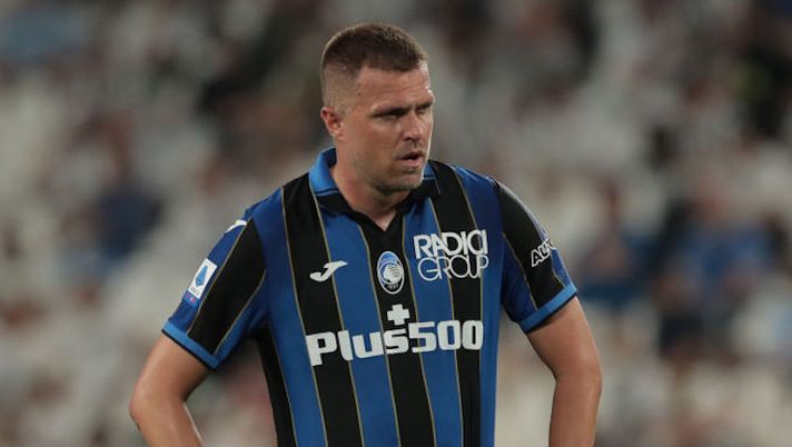 TURIN, ITALY - AUGUST 14: Josip Ilicic of Atalanta BC looks on during the pre-season friendly match between Juventus and Atalanta BC at Allianz Stadium on August 14, 2021 in Turin, Italy. (Photo by Emilio Andreoli/Getty Images) CorSport: “Bologna, la strategia di rilancio per Ilicic. Tandem da sogno con Arnautovic” - immagine 1