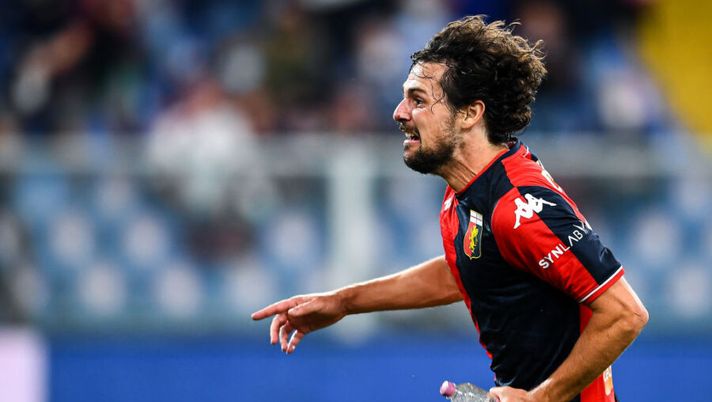 GENOA, ITALY - SEPTEMBER 25: Mattia Destro of Genoa celebrates after scoring his second goal holding a bottle of water during the Serie A match between Genoa CFC and Hellas Verona FC at Stadio Luigi Ferraris on September 25, 2021 in Genoa, Italy. (Photo by Getty Images) Destro, la Gazzetta rivela: “Voci in arrivo sul suo utilizzo: pare che Blessin…” - immagine 1