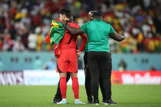 AL RAYYAN, QATAR - NOVEMBER 28: Ghana team officials interact with Heungmin Son of Korea Republic during the FIFA World Cup Qatar 2022 Group H match between Korea Republic and Ghana at Education City Stadium on November 28, 2022 in Al Rayyan, Qatar. (Photo by Alex Grimm/Getty Images) Ghana, l’assistente di Addo chiede il selfie a Son… che però è in lacrime - immagine 1