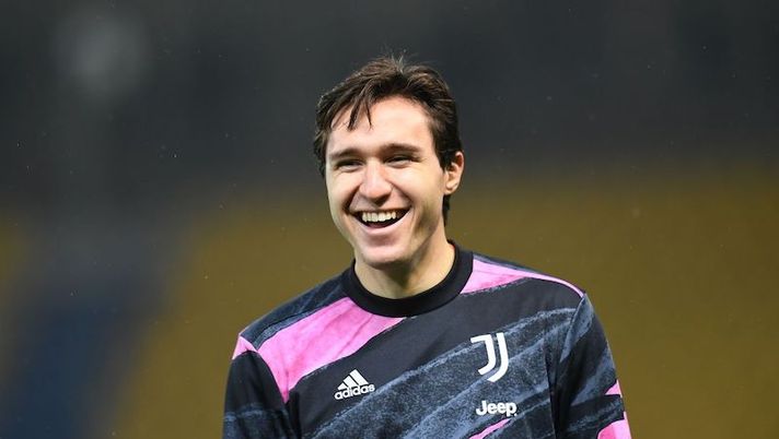 PARMA, ITALY - DECEMBER 19: Federico Chiesa of Juventus smiles during the Serie A match between Parma Calcio and Juventus at Stadio Ennio Tardini on December 19, 2020 in Parma, Italy. Sporting stadiums around Italy remain under strict restrictions due to the Coronavirus Pandemic as Government social distancing laws prohibit fans inside venues resulting in games being played behind closed doors. (Photo by Alessandro Sabattini/Getty Images) Sono i «più in forma» al fantacalcio: sette giocatori da prendere e confermare alla 21a - immagine 1