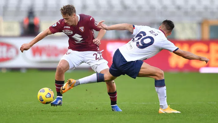 TURIN, ITALY - NOVEMBER 08:  Mergim Vojvoda (L) of Torino FC is challenged by Arkadiusz Reca of FC Crotone during the Serie A match between Torino FC and FC Crotone at Stadio Olimpico di Torino on November 8, 2020 in Turin, Italy.  (Photo by Valerio Pennicino/Getty Images)