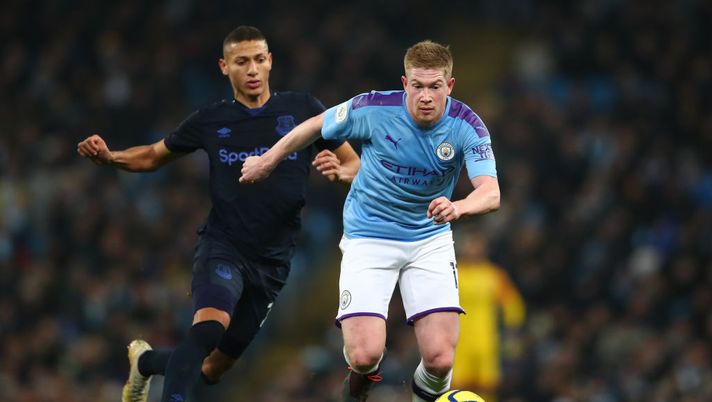 MANCHESTER, ENGLAND - JANUARY 01: Kevin De Bruyne of Manchester City controls the ball as Richarlison of Everton looks on during the Premier League match between Manchester City and Everton FC at Etihad Stadium on January 01, 2020 in Manchester, United Kingdom. (Photo by Clive Brunskill/Getty Images) MANCHESTER, ENGLAND - JANUARY 01: Kevin De Bruyne of Manchester City controls the ball as Richarlison of Everton looks on during the Premier League match between Manchester City and Everton FC at Etihad Stadium on January 01, 2020 in Manchester, United Kingdom. (Photo by Clive Brunskill/Getty Images)