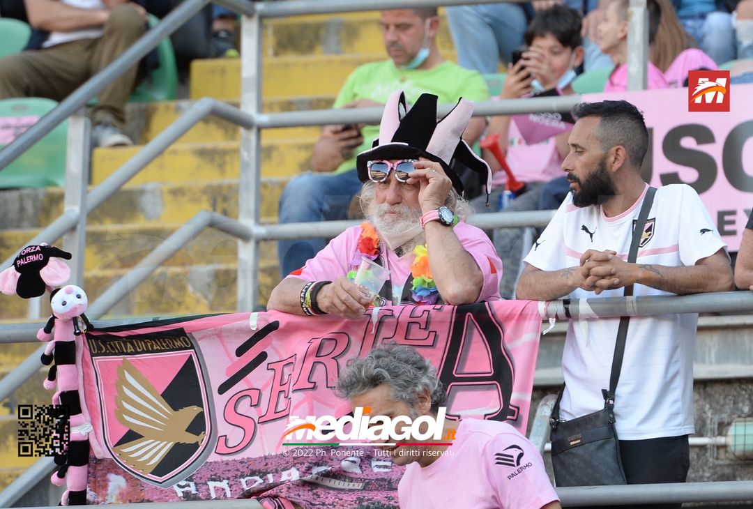 Fototifo, i tifosi allo stadio per Palermo-Feralpisaló 1-0 (gallery)- immagine 1