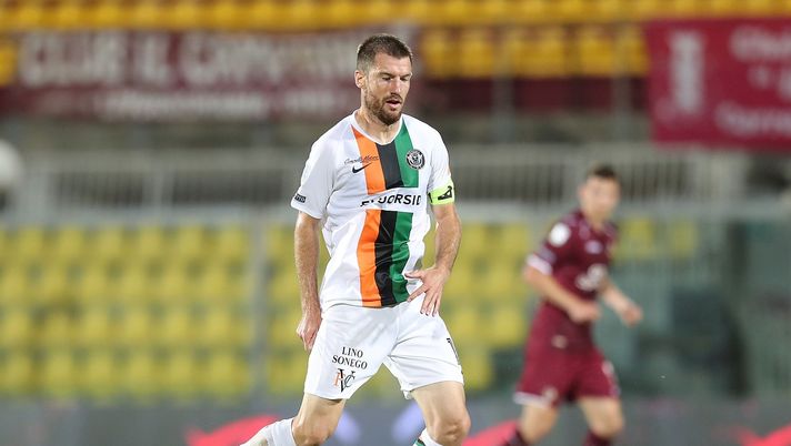 LIVORNO, ITALY - JUNE 29: Marco Modolo of Venezia FC in action during the serie B match between AS Livorno and Venezia FC at Armando Picchi Stadium on June 29, 2020 in Livorno, Italy. (Photo by Gabriele Maltinti/Getty Images for Lega Serie B) Modolo: “Con la Fiorentina servirà fortuna. Vlahovic? Sarà anche più motivato” - immagine 1
