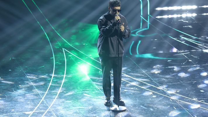 Il Sanremo romanista, i tifosi di Gazzelle prima dell’esibizione: “Daje Roma” - immagine 1