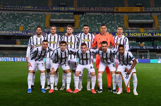 La formazione dei bianconeri schierata prima del calcio d'inizio La formazione dei bianconeri schierata prima del calcio d'inizio