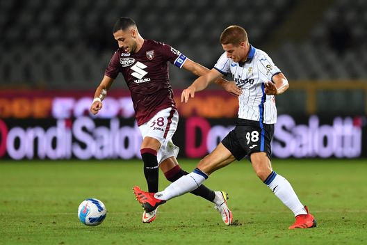  TURIN, ITALY - AUGUST 21: Rolando Mandragora (L) of Torino FC is challenged by Mario Pasalic of Atalanta BC during the Serie A match between Torino FC and Atalanta BC at Stadio Olimpico di Torino on August 21, 2021 in Turin, Italy. (Photo by Valerio Pennicino/Getty Images) 