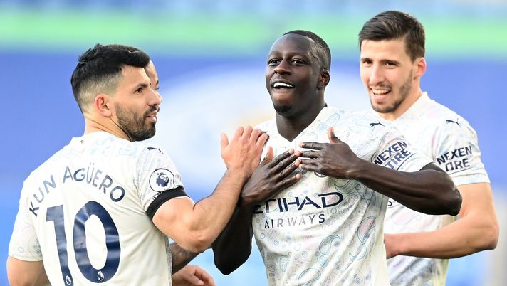 LEICESTER, ENGLAND - APRIL 03: Benjamin Mendy of Manchester City celebrates with teammate Sergio Aguero after scoring their team's first goal during the Premier League match between Leicester City and Manchester City at The King Power Stadium on April 03, 2021 in Leicester, England. Sporting stadiums around the UK remain under strict restrictions due to the Coronavirus Pandemic as Government social distancing laws prohibit fans inside venues resulting in games being played behind closed doors. (Photo by Michael Regan/Getty Images) Mendy trasferito in un carcere di massima sicurezza e…pieno di tifosi dello United: “Non lo faranno dormire” - immagine 1