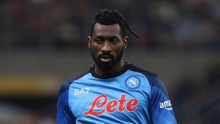 MILAN, ITALY - SEPTEMBER 18: Andre-Frank Zambo Anguissa of SSC Napoli looks on during the Serie A match between AC Milan and SSC Napoli at Stadio Giuseppe Meazza on September 18, 2022 in Milan, Italy. (Photo by Marco Luzzani/Getty Images) CorSport: “Anguissa in ritardo e Rrahmani in crescita, i dubbi di formazione per Spalletii” - immagine 1
