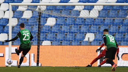 REGGIO NELL'EMILIA, ITALY - APRIL 17: Domenico Berardi of Sassuolo scores their team's second goal from the penalty spot during the Serie A match between US Sassuolo and ACF Fiorentina at Mapei Stadium - Citta del Tricolore on April 17, 2021 in Reggio nell'Emilia, Italy. Sporting stadiums around Italy remain under strict restrictions due to the Coronavirus Pandemic as Government social distancing laws prohibit fans inside venues resulting in games being played behind closed doors. (Photo by Alessandro Sabattini/Getty Images) REGGIO NELL'EMILIA, ITALY - APRIL 17: Domenico Berardi of Sassuolo scores their team's second goal from the penalty spot during the Serie A match between US Sassuolo and ACF Fiorentina at Mapei Stadium - Citta del Tricolore on April 17, 2021 in Reggio nell'Emilia, Italy. Sporting stadiums around Italy remain under strict restrictions due to the Coronavirus Pandemic as Government social distancing laws prohibit fans inside venues resulting in games being played behind closed doors. (Photo by Alessandro Sabattini/Getty Images)