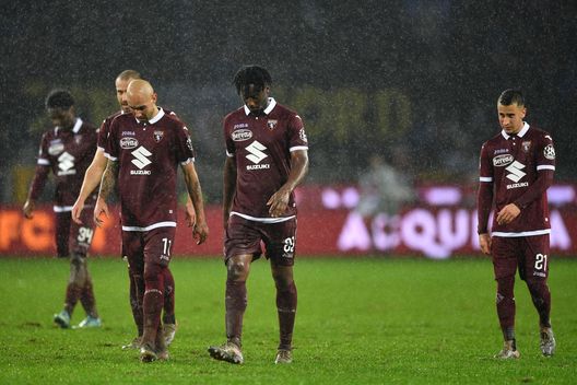  TURIN, ITALY - NOVEMBER 23: Players of Torino FC looks dejected at the end of the Serie A match between Torino FC and FC Internazionale at Stadio Olimpico di Torino on November 23, 2019 in Turin, Italy. (Photo by Valerio Pennicino/Getty Images) 
