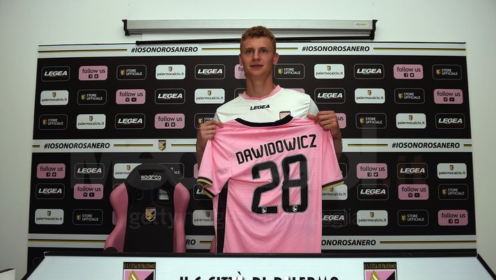 PALERMO, ITALY - AUGUST 07:  Pawel Dawidowicz poses during his presentation as new player of US Citta' di Palermo at Campo Tenente Onorato on August 7, 2017 in Palermo, Italy.  (Photo by Tullio M. Puglia/Getty Images) 