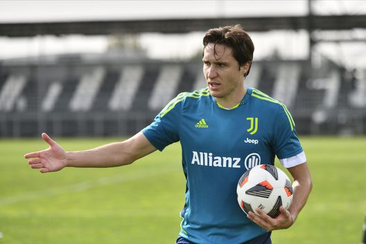 VINOVO, ITALY - OCTOBER 12: Federico Chiesa of Juventus FC during the Juventus U17 Training Session at Juventus Center Vinovo on October 12, 2022 in Vinovo, Italy. (Photo by Stefano Guidi/Juventus FC via Getty Images) Il tracollo della Juventus: adesso rischiano tutti, anche Chiesa e Vlahovic- immagine 2