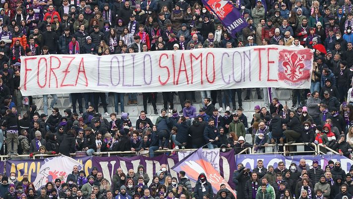 FLORENCE, ITALY - MARCH 06: Fans of ACF Fiorentina during the Serie A match between ACF Fiorentina and Hellas Verona FC at Stadio Artemio Franchi on March 6, 2022 in Florence, Italy. (Photo by Gabriele Maltinti/Getty Images) FOTO – I tifosi con Venuti: lo striscione dedicato al terzino viola - immagine 1
