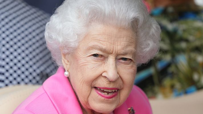 LONDON, ENGLAND - MAY 23: Queen Elizabeth II visits The Chelsea Flower Show 2022 at the Royal Hospital Chelsea on May 23, 2022 in London, England. The Chelsea Flower Show returns to its usual place in the horticultural calendar after being cancelled in 2020 and postponed in 2021 due to the Covid pandemic. This year sees the Show celebrate the Queen's Platinum Jubilee and also a theme of calm and mindfulness running through the garden designs. (Photo by James Whatling - WPA Pool/Getty Images) Rangers, avvio della campagna abbonamenti rinviato a causa della Regina: tifosi inferociti - immagine 1