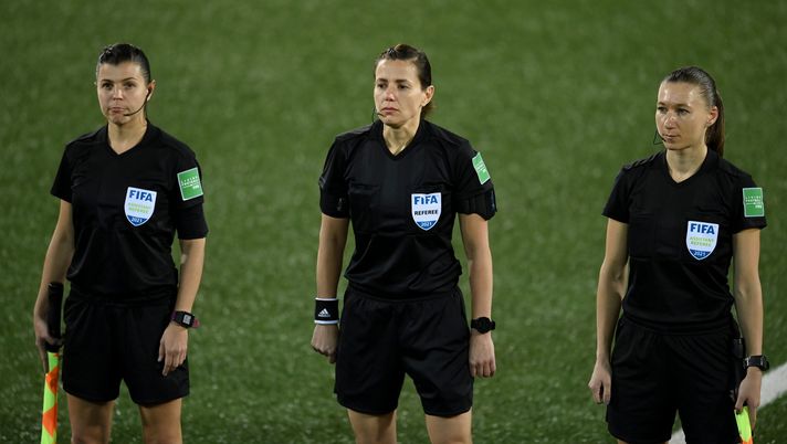 ANDORRA LA VELLA, ANDORRA - OCTOBER 09: (L-R) Assistant Maryna Striletska, Referee Kateryna Monzul and assistant Svitlana Grushko line up prior to the 2022 FIFA World Cup Qualifier match between Andorra and England at Estadi Nacional on October 09, 2021 in Andorra la Vella, Andorra. (Photo by David Ramos/Getty Images) La guardalinee ucraina Striletska, da Andorra-Inghilterra alle bombe russe: “Dormiamo a terra, ci nascondiamo” - immagine 1