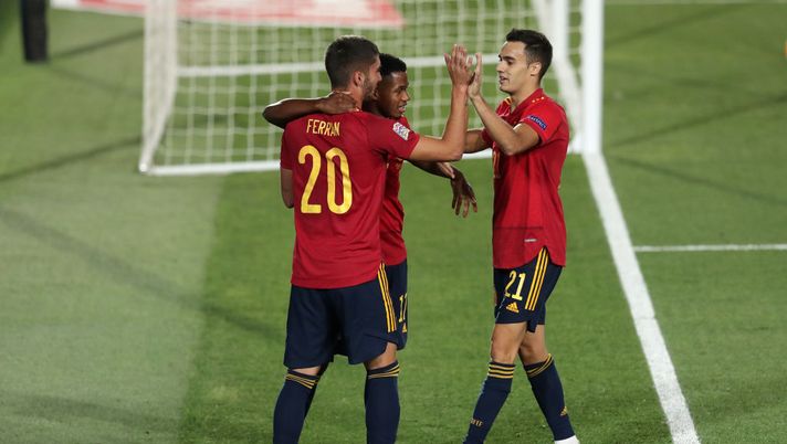 MADRID, SPAIN - SEPTEMBER 06: Ferran Torres of Spain celebrates with teammates Sergio Reguilon and Ansu Fati after scoring his team's fourth goal during the UEFA Nations League group stage match between Spain and Ukraine at Estadio Alfredo Di Stefano on September 06, 2020 in Madrid, Spain. (Photo by Gonzalo Arroyo Moreno/Getty Images) La Liga studia amichevoli in Messico e USA durante Qatar 2022, ma Real e Barça non hanno giocatori… - immagine 1