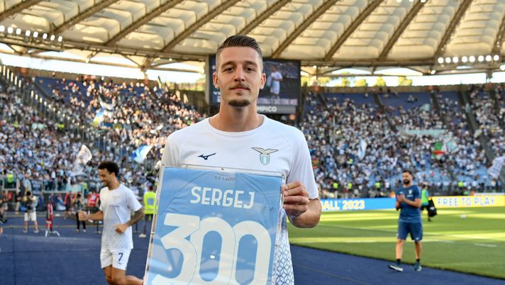 Milinkovic premiato per le 300 presenze con la Lazio Milinkovic premiato per le 300 presenze con la Lazio