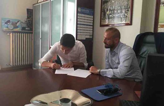 Sasa Lukic firma il contratto con il Torino assieme al ds Gianluca Petrachi Sasa Lukic firma il contratto con il Torino assieme al ds Gianluca Petrachi