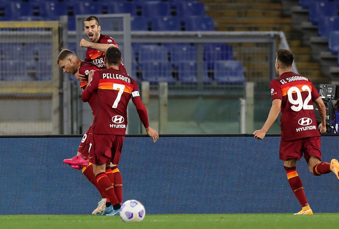  ROME, ITALY - MAY 15: Edin Dzeko of A.S Roma celebrates with team mates Lorenzo Pellegrini, Stephan El Shaarawy and Henrikh Mkhitaryan after scoring their side's first goal during the Serie A match between AS Roma  and SS Lazio at Stadio Olimpico on May 15, 2021 in Rome, Italy. Sporting stadiums around Italy remain under strict restrictions due to the Coronavirus Pandemic as Government social distancing laws prohibit fans inside venues resulting in games being played behind closed doors. (Photo by Paolo Bruno/Getty Images) 