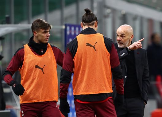 Le indicazioni di Pioli a Ibrahimovic sotto gli occhi di Daniel Maldini Le indicazioni di Pioli a Ibrahimovic sotto gli occhi di Daniel Maldini